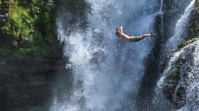 tegenungan waterfall jump